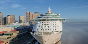 Morning mist on the Mississippi … Port of New Orleans.