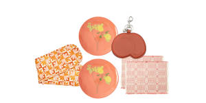 “Chamomile” oven gloves;“Lemon Branch” dinner plates;“Peach” keyring;“Lecce” place mats.
