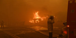 Homes burn near Bilpin.