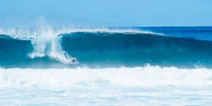 Molly Picklum’s jaw-dropping perfect 10 at Pipeline.