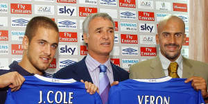 Two of Chelsea’s earliest signings during the Abramovich era:Joe Cole and Juan Sebastian Veron,with then manager Claudio Ranieri.