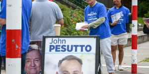 Liberal MP John Pesutto at this Hawthorn polling booth in November 2022. 
