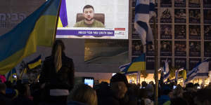 Pro-Ukraine Israelis gather in Habima Square,Tel Aviv to watch a simulcast of President Zelensky’s address to the Israeli Parliament,the Knesset.
