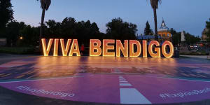 Head to Rosalind Park in the heart of the city at dusk to get a selfie with the Viva Bendigo installation. 