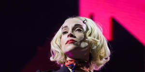 St. Vincent performing live in Las Vegas in April 2023,during her ’70s-influenced Daddy’s Home era.