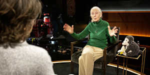 Jane Goodall,with interviewer Brad Falchuk,in the Netflix show Famous Last Words. 