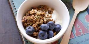 Granola with yoghurt and blueberries.