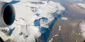 An Australian company is offering sightseeing flights to the icy continent to give people a taste of icebergs,glaciers and giant mountains. Promotional video from Antarctica flights.