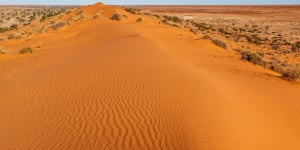 The'Big Red'sand dune at the eastern edge of the Simpson Desert,near Birdsville.