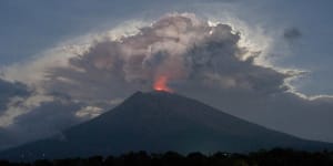 Mount Agung eruption delays flights ... and a couple's Bali honeymoon