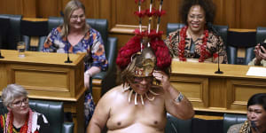 New Zealand outgoing minister for Pacific peoples,Aupito William Sio,dressed in traditional Samoan finery to deliver his final speech to parliament in Wellington on August 22.