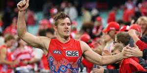 Luke Parker thanks fans after the Swans beat Richmond last Friday night at the SCG 