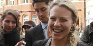 Sarah Harrison,then Assange’s assistant and girlfriend,thanks supporters outside Ecuador’s embassy in 2012. 