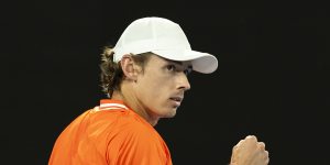 Less is more for de Minaur as Alex enjoys unencumbered start