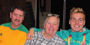 McSweyn with his mother Jacky and father Scott at the Australian embassy in London during his first World Championships in 2017.