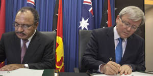 PNG's Prime Minister Peter O’Neill and Kevin Rudd sign up for a new asylum deal.