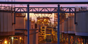 AEMO has directed large industrial users to either reduce or cease using gas in Gladstone.