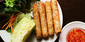 Cha gio (fried Vietnamese spring rolls).