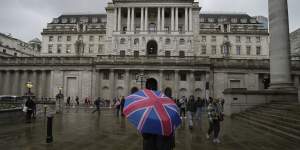 Dark days lie ahead for the UK economy,says the Bank of England.