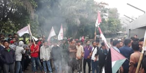 Australian embassy protesters in Jakarta linked to Jokowi campaign
