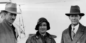 “Ready To Fly - Mr. H. B. Bonney (left),Mrs. Bonney,and Mr. F. Bonney (cousin of Mr. H. Bonney) snapped just before Mrs. Bonney left on her round Australia flight. ”