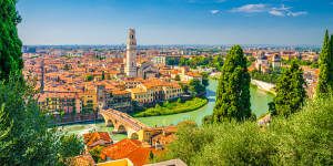 Venice is not the only beaufitul city in Italy:Try fair Verona.
