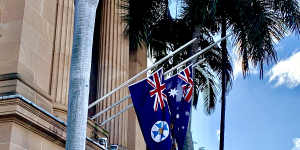 The Queensland flag,hanging at half mast alongide the Australian and Brisbane flags,on the day of Queen Elizabeth II’s death.