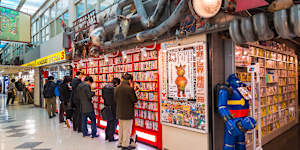 If you’re into manga,toys,comics,robots,dolls,train sets,or just about anything hobby-related,head to Nakano.