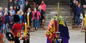 LONDON,ENGLAND - SEPTEMBER 16:King Charles III,(C) Anne,Princess Royal,(L) Prince Andrew,Duke of York (Rear unseen) and Edward,Earl of Wessex (R) hold a vigil beside the coffin of their mother,Queen Elizabeth II,as it lies in state on the catafalque in Westminster Hall,at the Palace of Westminster,ahead of her funeral on Monday,on September 16,2022 in London,England. (Photo Yui Mok - WPA Pool/Getty Images)*** BESTPIX***