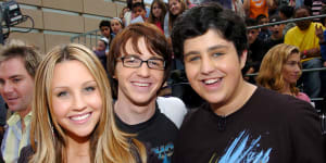 Amanda Bynes (left) with Drake Bell (centre) and Josh Peck (right).