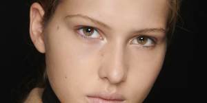 Skinnier,lighter eyebrows are back,but with a modern twist