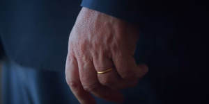 The camera lingers on Morrison’s wedding ring,for he is married,and Albanese is not.