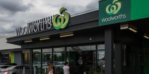 Woolworths’ quarterly figures have fallen behind Coles again.