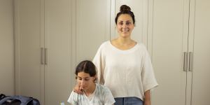 Angela Harrow’s daughter,Sofia,12,is about to start high school. 