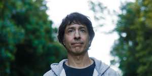 Arj Barker plays a small-time cryptocurrency guru.