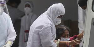 Health workers attend to a patient at the Jumbo COVID-19 filed hospital in Mumbai,India,on Thursday.