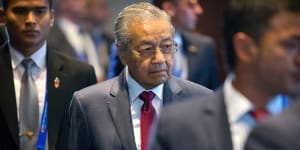 Mahathir Mohamad has blocked the sale of Malaysian sand to Singapore,which is using the sand for its expansion.