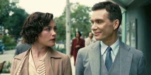 Florence Pugh as Jean Tatlock and Cillian Murphy as J. Robert Oppenheimer.