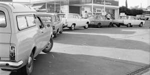 Cars queue at a service station in Sydney in 1974.