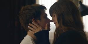 “The chemistry was instant.” Nicholas Galitzine and Anne Hathaway in The Idea of You.