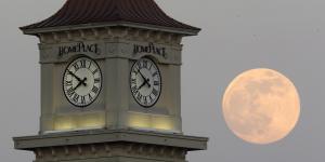 Moontime:NASA told to create time standard for a lunar clock