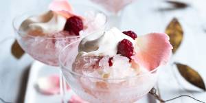 Finish with raspberry frose with cream.
