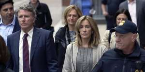 Guilty of college admissions bribery:Felicity Huffman,centre,in federal court.