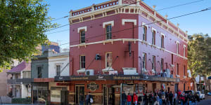 The Shakey,where tradies,musos and long-lunch corporate types all mix on the curbside. 