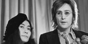 John Lennon and his wife,Yoko Ono,at a news conference at the National Press Club,New York,1972.