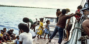 Rainbow Warrior crew evacuating Rongelap Islanders in 1985.
