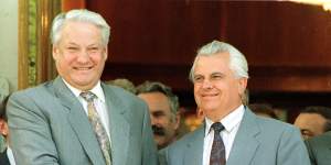 President Boris Yeltsin,left,shakes hands with Ukrainian President Leonid Kravchuk during his visit to Ukraine,Yalta,Aug. 3,1992.