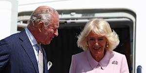 Queen Camilla,wearing a brooch with the British and US flags,arrives with King Charles.