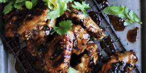 Barbecue chicken wings with spicy tomato sauce.