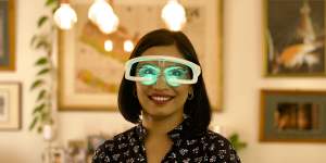 Priyanka,one of the trial participants featured on the show,wears a pair of light therapy glasses.